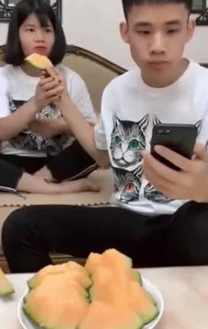 娱乐吃瓜酱姐姐打弟弟,酱姐姐怒打弟弟，揭秘背后真相